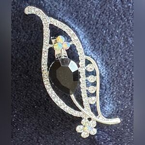 Beautiful pin sparkly with a black stone in it 🖤